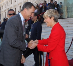 Su Majestad el Rey es recibido por la presidenta de la Asamblea de la República Portuguesa, Assunção Esteves